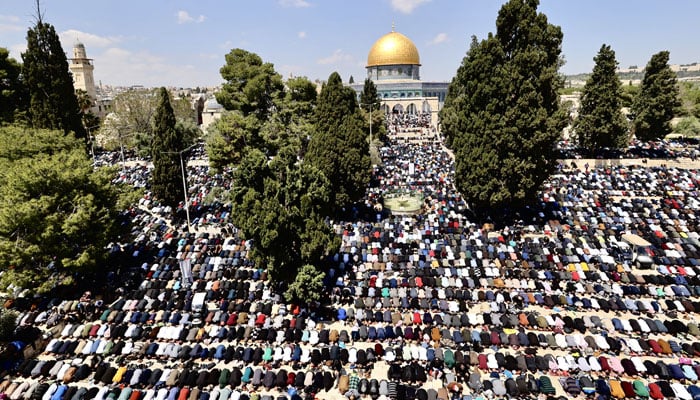 جمعۃ الوداع کے موقع پر مسجد اقصیٰ میں ایک لاکھ سے زائد فلسطینیوں کی نماز جمعہ کی ادائیگی